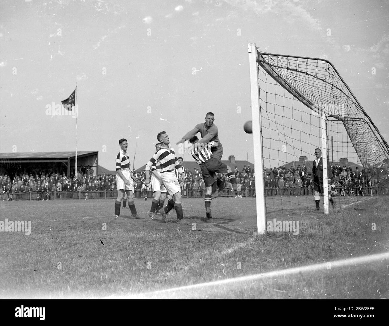 Joe Harron segna per Dartford vs. Tunbridge Wells Rangers Southern League 25 agosto 1934 Foto Stock