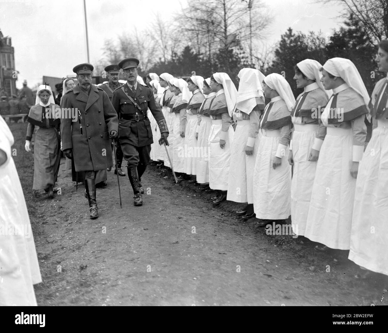 Visita reale a Lincoln. Ispezionando una guardia d'onore di infermieri al 4 ° ospedale generale orientale. 9 aprile 1918 Foto Stock