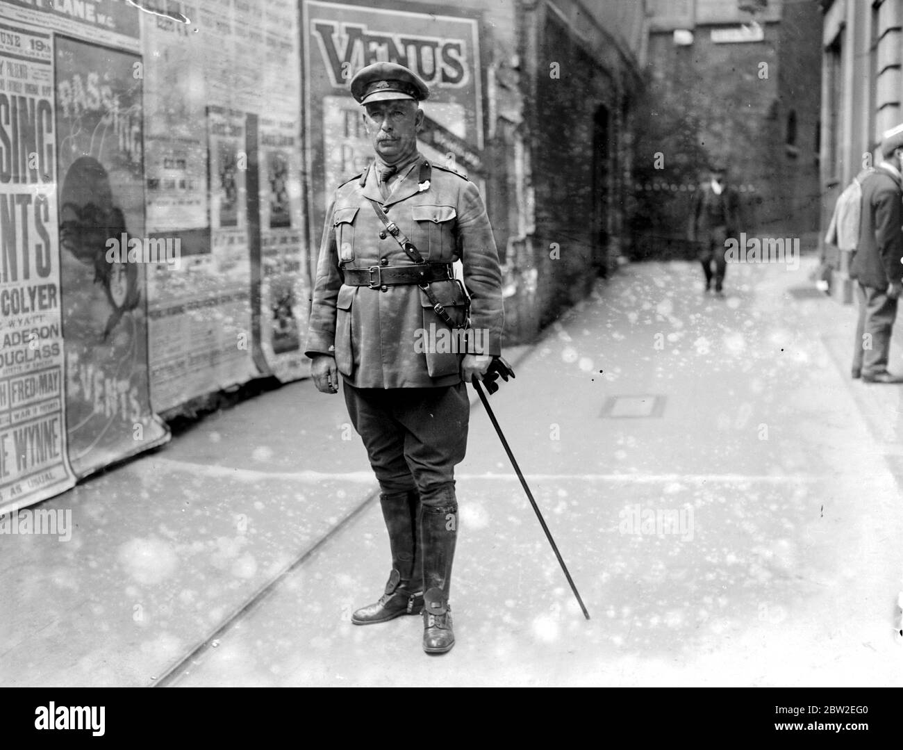 Il capitano Charles Cunningham, che ha il controllo di tutto il sistema postale della forza australiana nel campo. 1914-1918 Foto Stock