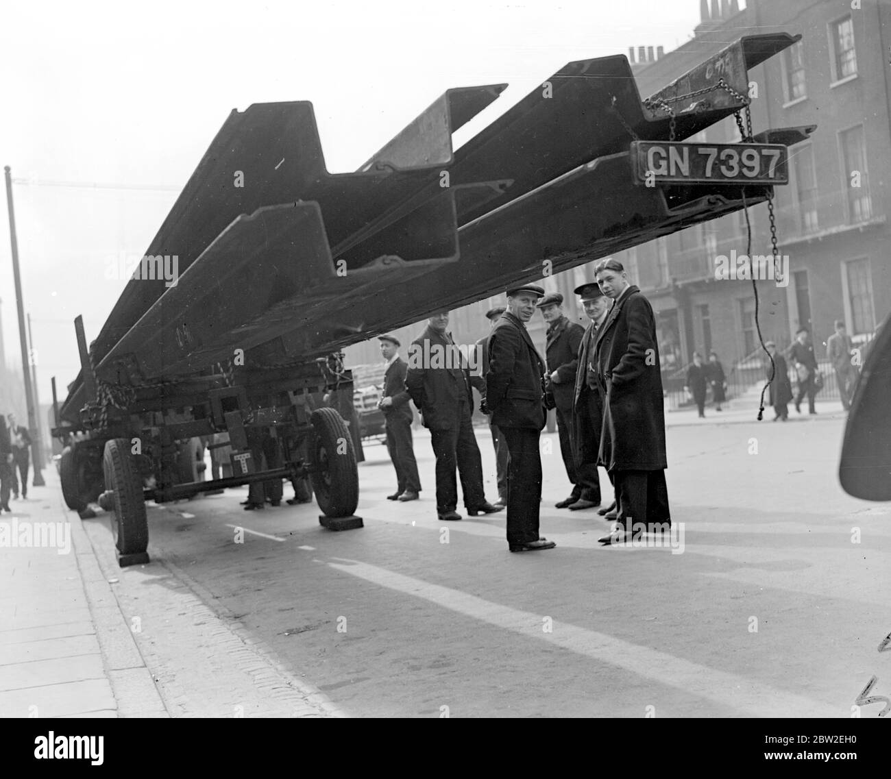 Il nuovo ponte di Waterloo. Le gigantesche travi, che quando vengono manoeuved in posizione, sono state spostate dal loro camion, causando grande caos di traffico. 1 aprile 1938. Foto Stock