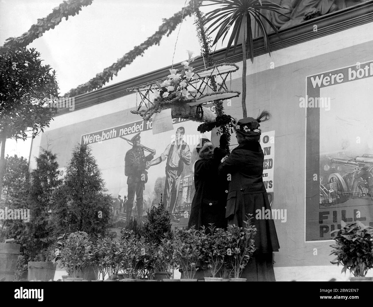 Trafalgar Day , 1915, Trafalgar Square, Londra. Relazioni collocare un aereo di fiori sul Monumento Nelson in memoria del comandante di volo Collet R.N., D.S.O., che ha ricevuto il DSO per i suoi successi nel 1 ° raid aereo su Dusseldorf e è stato ucciso a Gallipoli. 21 ottobre 1915 Foto Stock