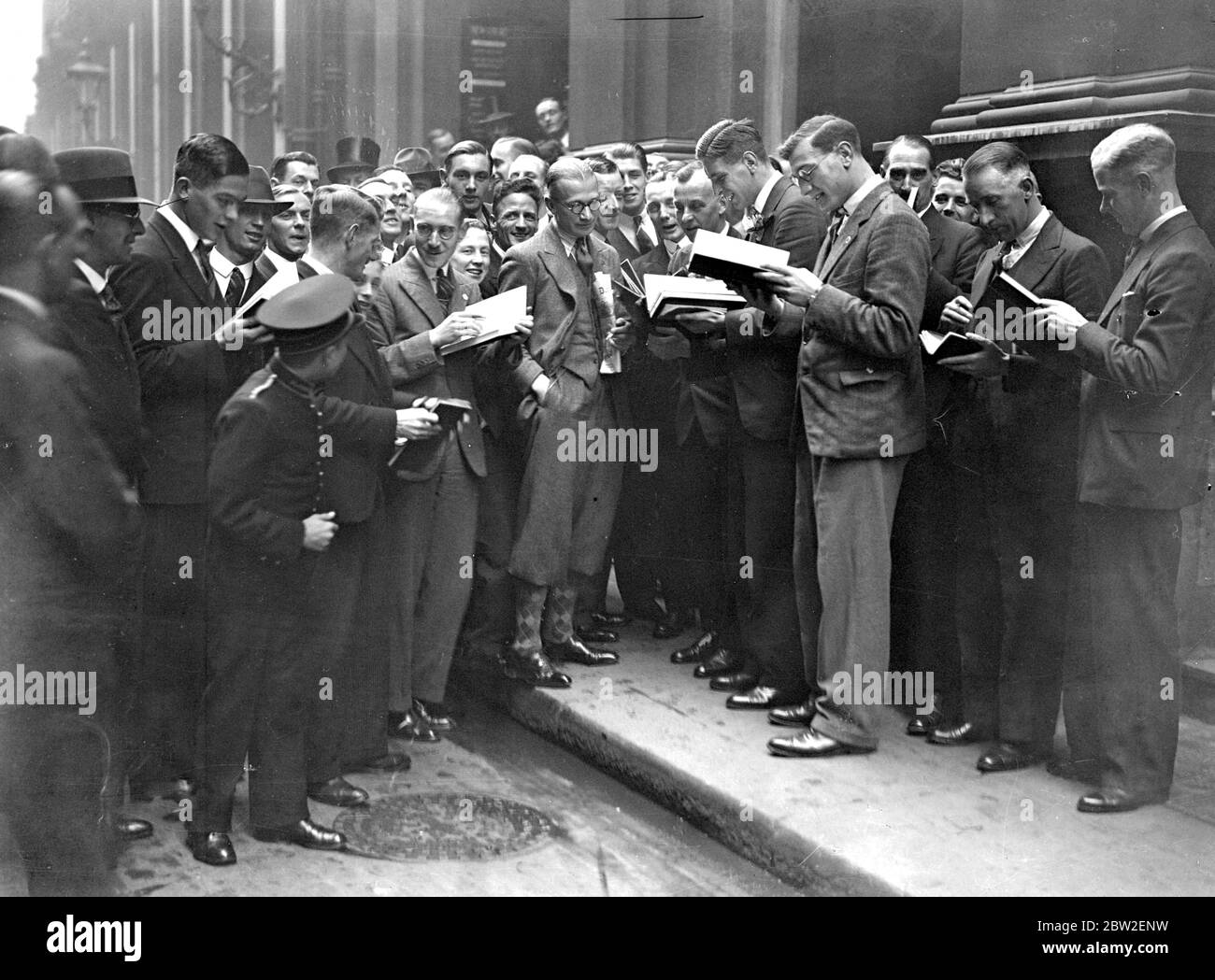 Scene di eccitazione fuori la prima occasione di Sabato Business dalla guerra. 19 settembre 1931 Foto Stock
