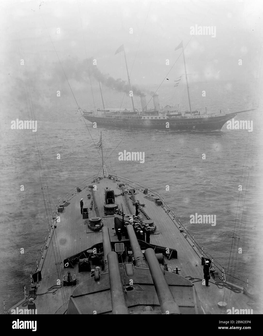 La flotta di Spihead. Il Royal Yacht, Victoria e Albert passando il Duca di ferro. Foto Stock