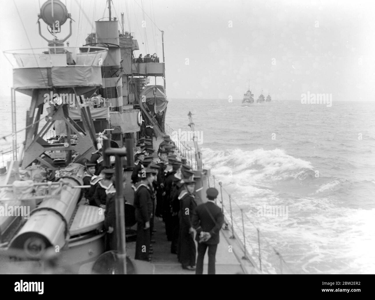 Home venire di soldati sconosciuti su H.M.S. Verdun sulla strada casa in Inghilterra. Salutare i morti. Dopo che un saluto di 19 armi è stato sparato dal castello di dover, ha legato in su al molo di Ammiralty dove il generale Sir John Longley ha supervisionato i sei ufficiali di alto grado dai tre servizi Armed per portare a terra la bara. Spettacoli fotografici, casa venuta di soldati sconosciuti su H.M.S. Verdun sulla strada casa in Inghilterra. 11 novembre 1920 Foto Stock