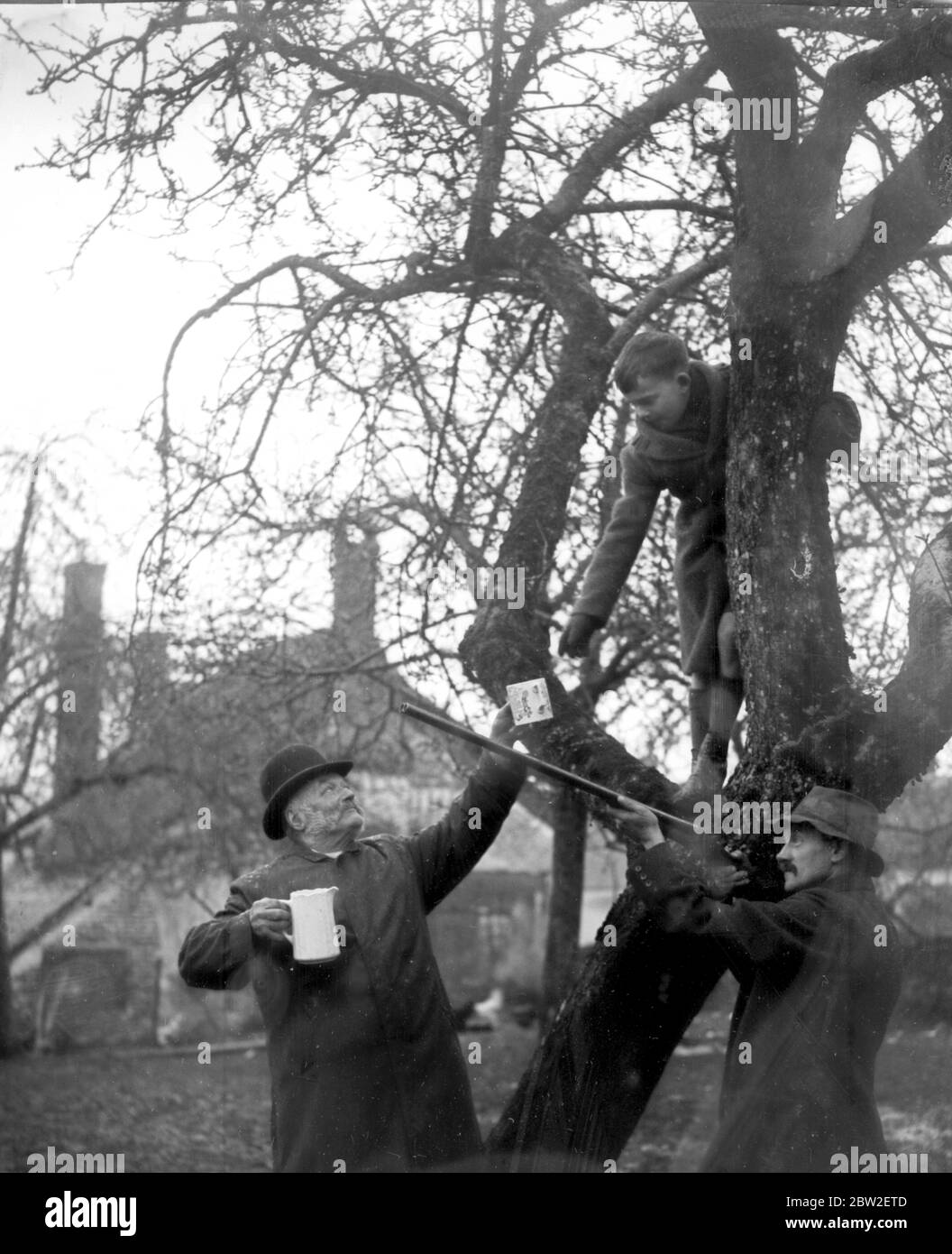 Wassailing a Cullompton , Devon . Henry Blackmore, Batts Farm , Uffculm vicino a Cullompton , Devon . Una vecchia usanza di assicurare un buon raccolto di mela. 25 febbraio 1923 Foto Stock