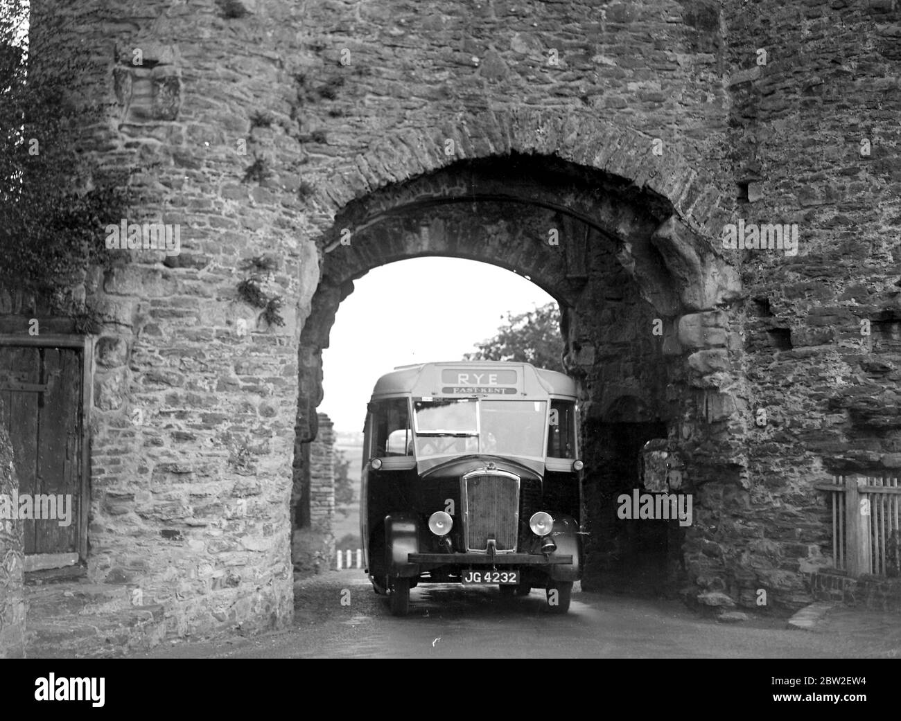 Autobus di segale che passa attraverso l'arco alla Torre di Rye in Sussex. 1934 Foto Stock