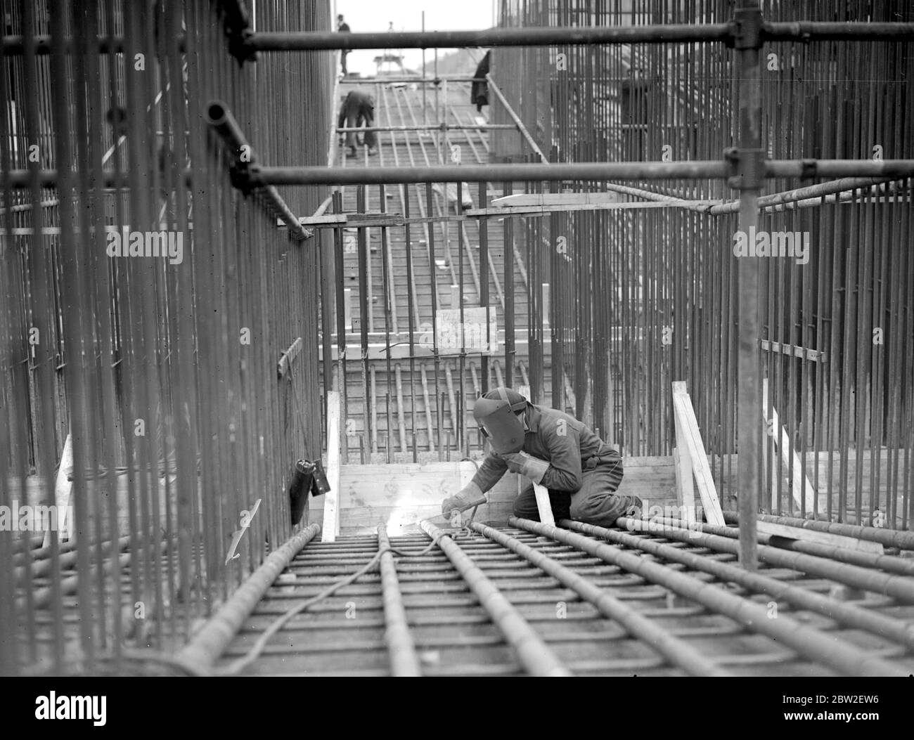 Il nuovo ponte di Waterloo. Saldatrice in acetilene al lavoro in un complesso lavoro in acciaio sul ponte. 24 novembre 1938. Foto Stock