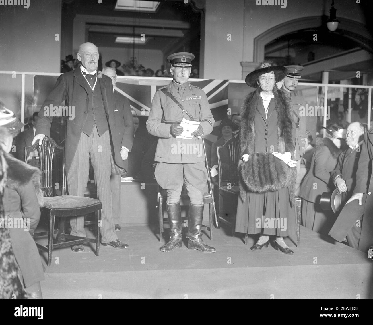 La principessa Henry di Battenberg presenta un Union Jack e Silver Shield di seta ad un contingente di truppe appena ritrovate. 10 novembre 1916 Foto Stock