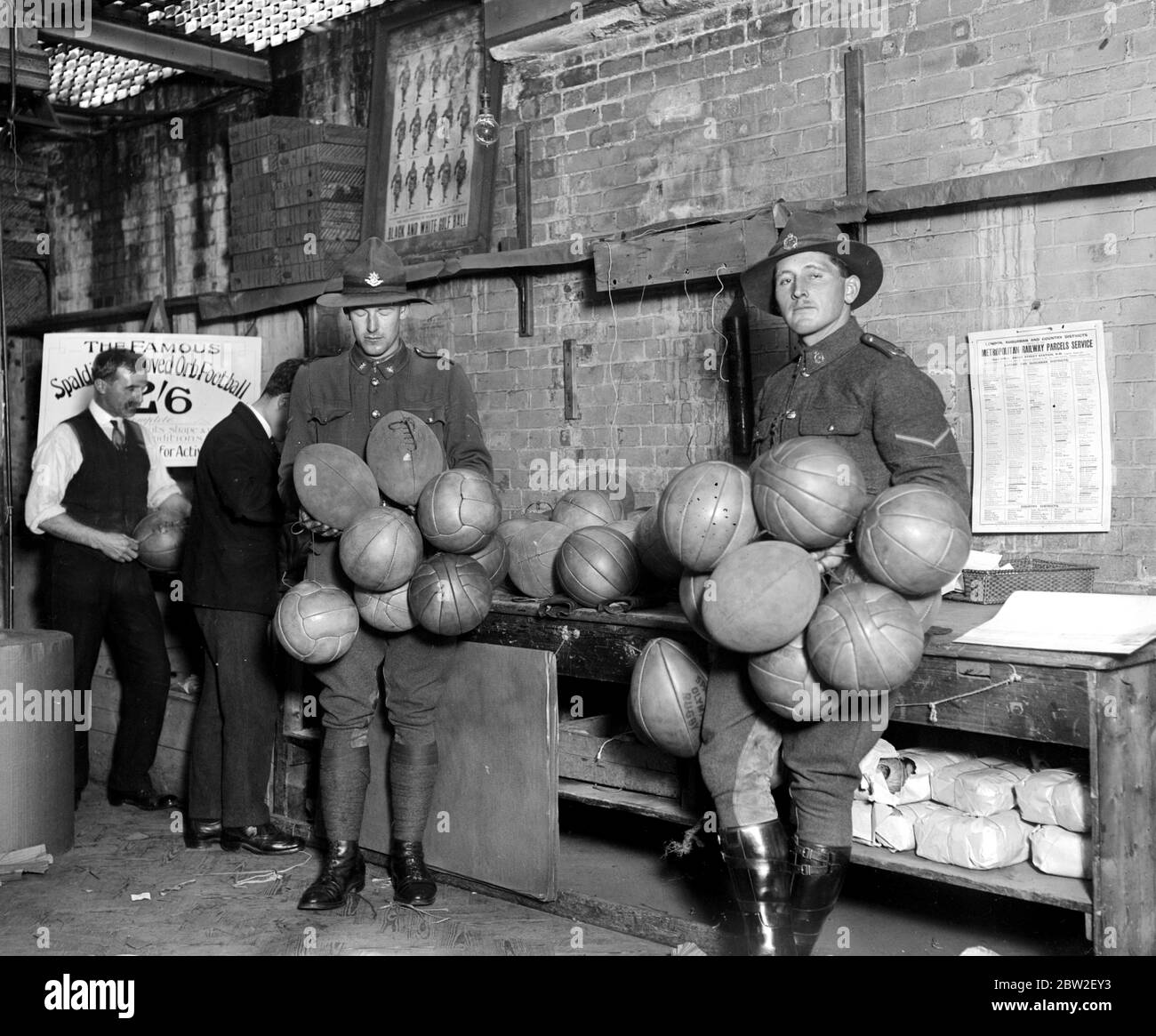 Anzacs selezione palloni da inviare in prima fila oltre 3,000 sono stati spediti da questo magazzino questa stagione. 11 ottobre 1916 Foto Stock