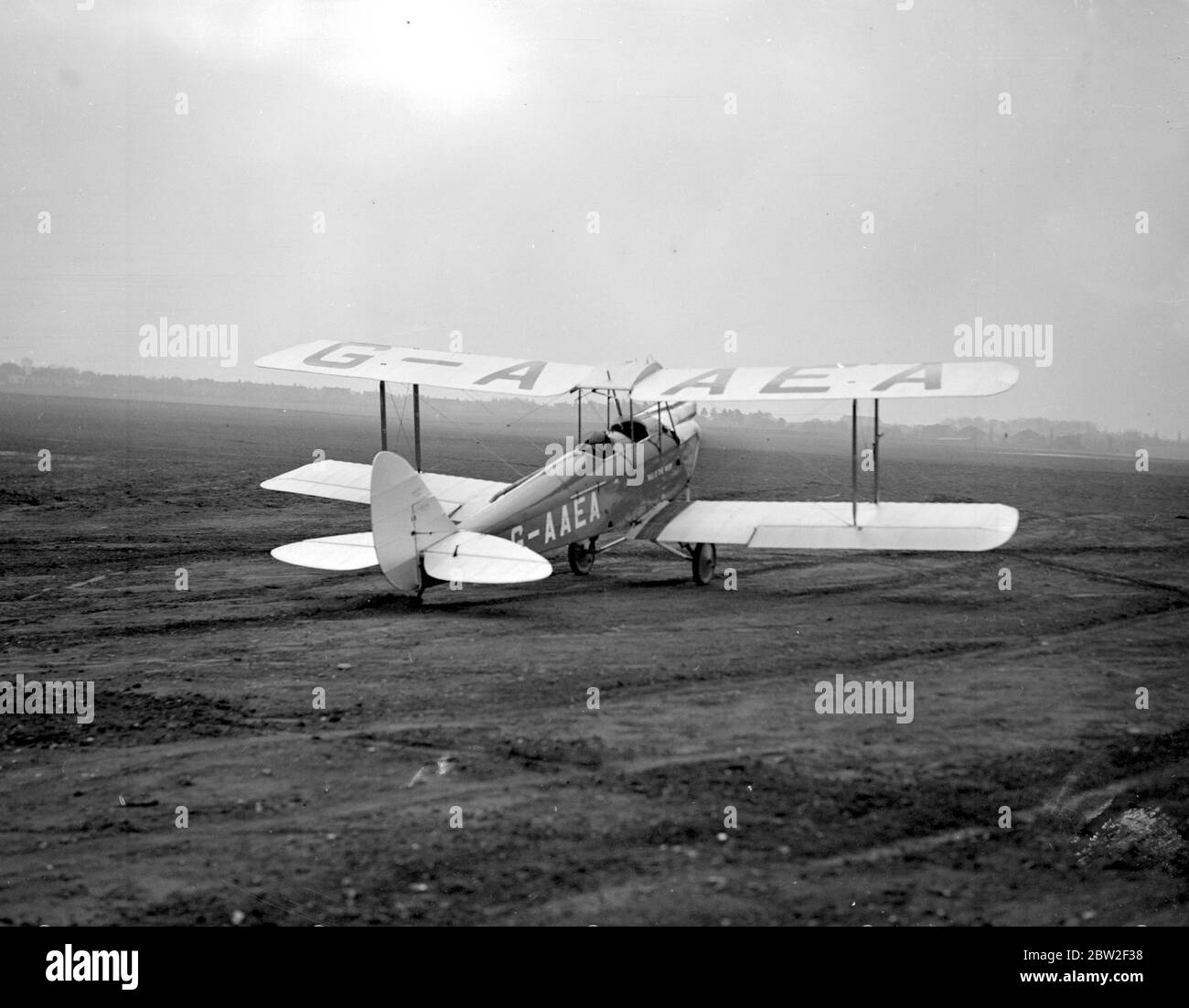 Presso l'Aerodromo di Stag Lane . La signora Spencer Cleaver prima di partire nella loro Gypsy Moth o'The Wisp per il loro volo in India e ritorno . 4 marzo 1929 Foto Stock Presso l'Aerodromo di Stag Lane . La signora Spencer Cleaver prima di partire nella loro Gypsy Moth o'The Wisp per il loro volo in India e ritorno . 4 marzo 1929 Foto Stock