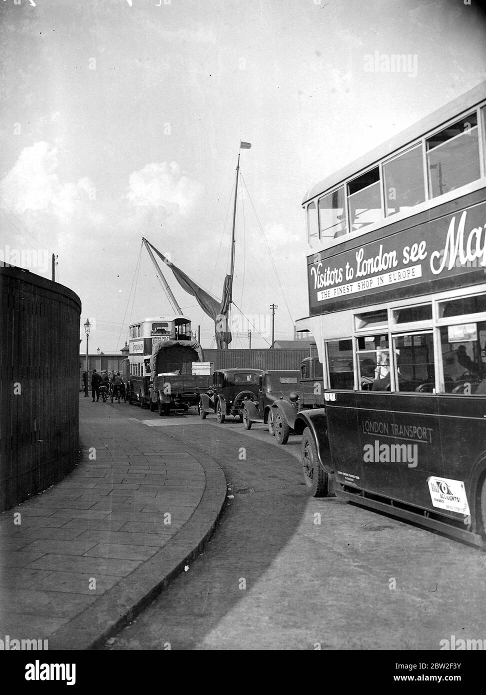 Un traffico tenere in sospeso. 1934 Foto Stock