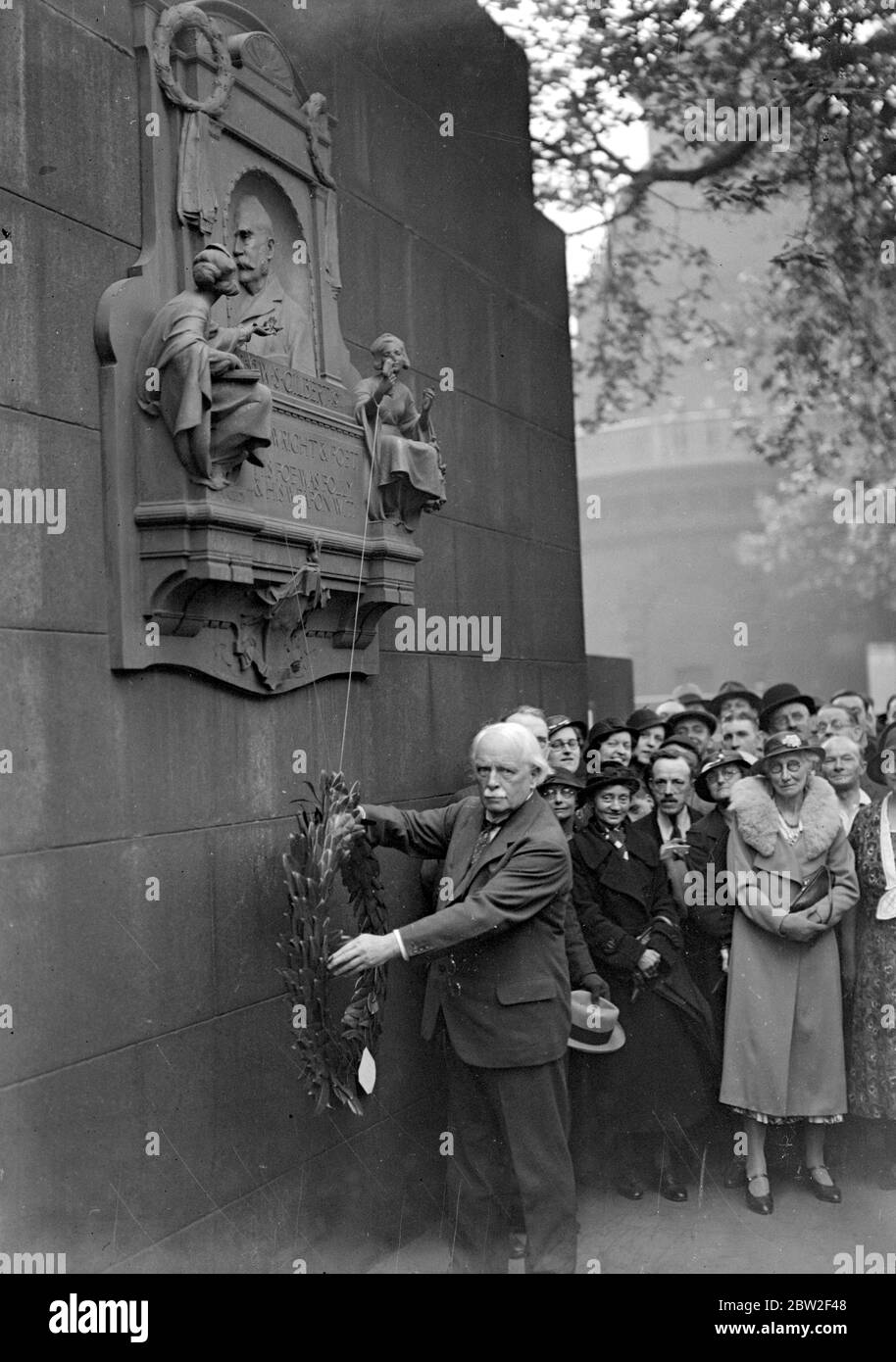 Lloyd George, a nome della Gilbert and Sullivan Society, presta una corona al Gilbert Memorial, Enbankment, Londra. 29 maggio 1934 Foto Stock