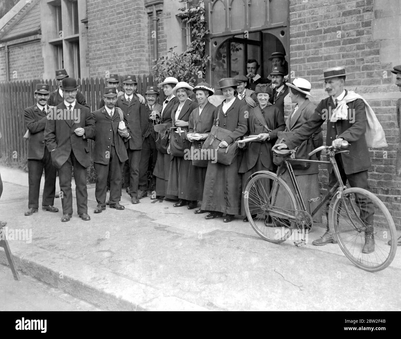 Golder's Green e Hampstead Garden City distretti Postwomen a partire dal loro turno. 1917 Foto Stock