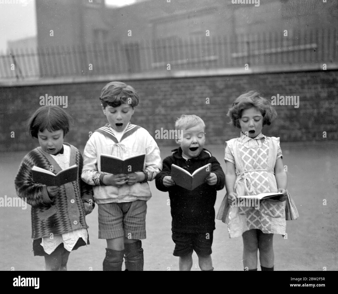 Canti di Natale alla scuola St Clements Danes, Drury Lane. 1926 Foto Stock