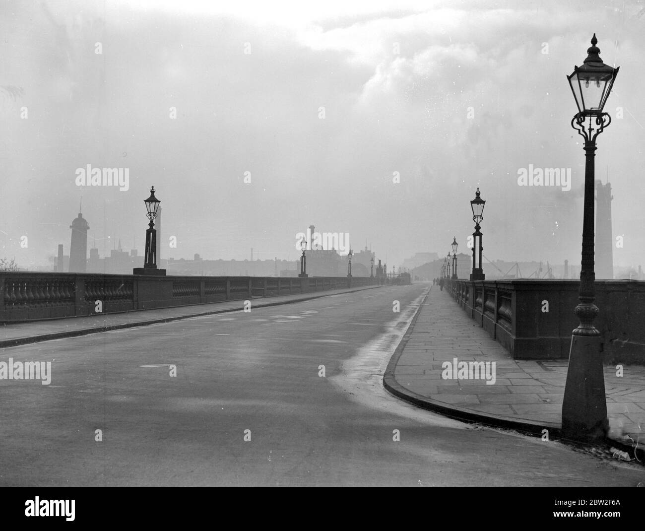 Il Waterloo Bridge è chiuso al traffico. 13 maggio 1924 Foto Stock
