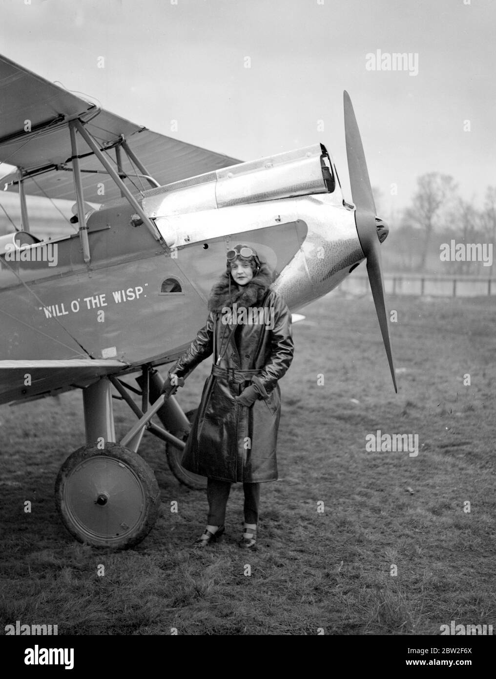 Presso l'Aerodromo di Stag Lane . La signora Spencer Cleaver prima di partire nella loro Gypsy Moth o'the Wisp per il loro volo in India e ritorno. 4 marzo 1929 Foto Stock Presso l'Aerodromo di Stag Lane . La signora Spencer Cleaver prima di partire nella loro Gypsy Moth o'the Wisp per il loro volo in India e ritorno. 4 marzo 1929 Foto Stock
