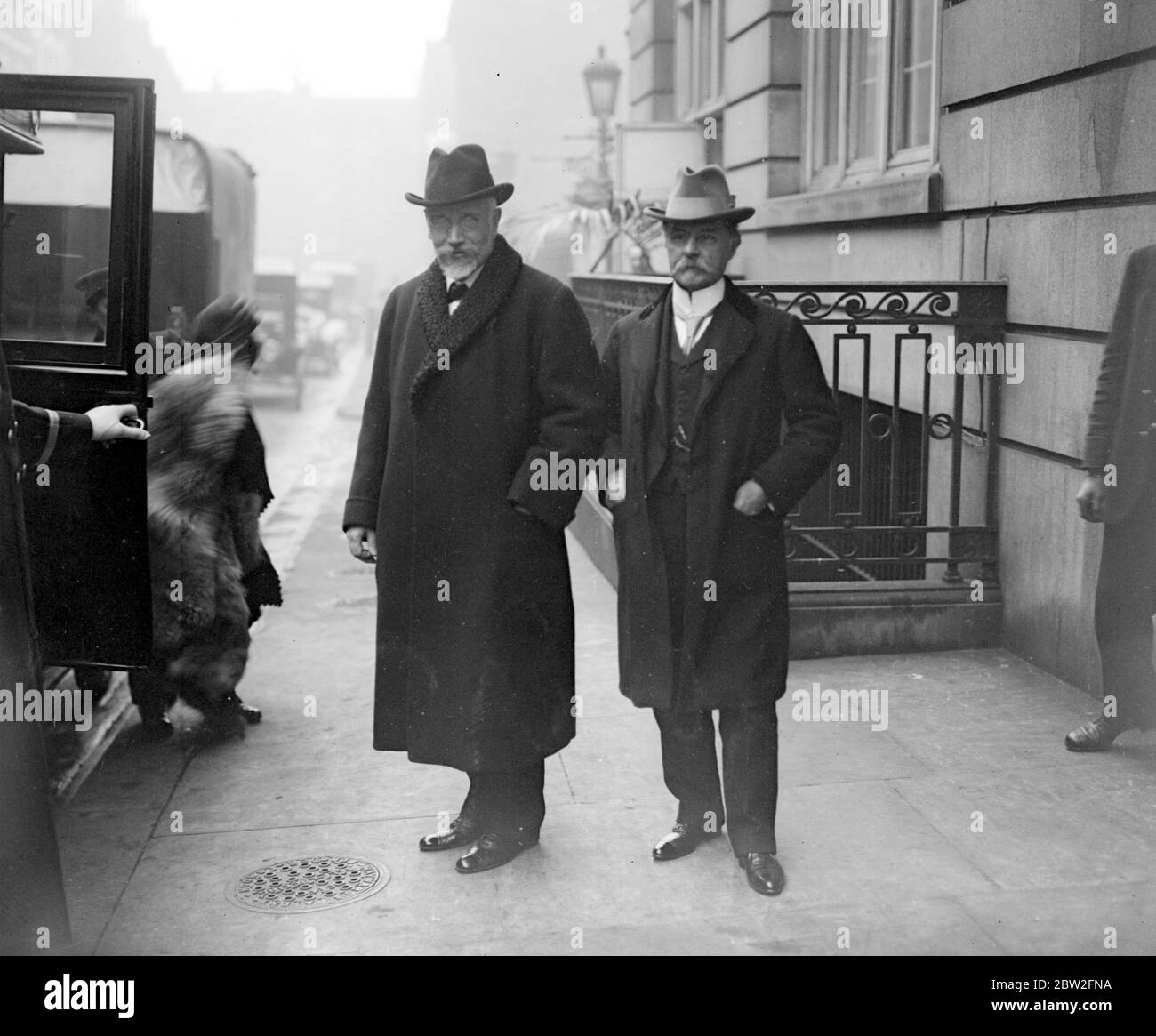 VENIZELOS E il console greco M. Gennadio, che lasciano il Ritz. 13 novembre 1937 Foto Stock