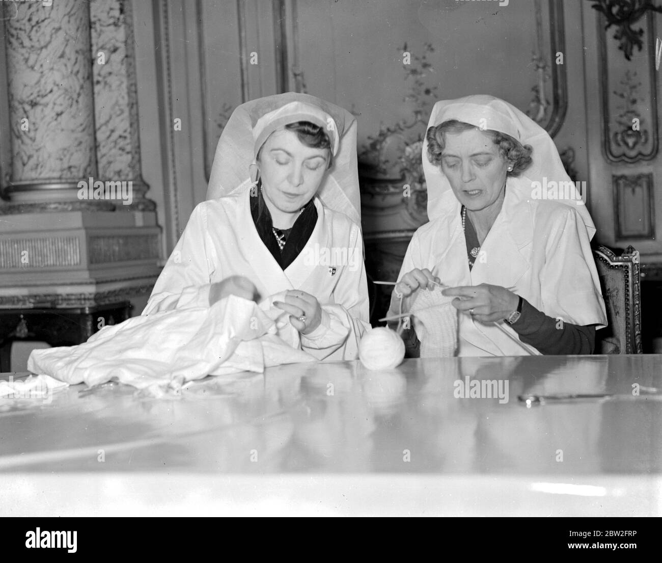 Gruppo di lavoro Diplomatic Ladies Comforts al Mrs Ronnie Greville's. Donna Gina Regis De Liviera e Lady Halifax. 25 gennaio 1940 Foto Stock