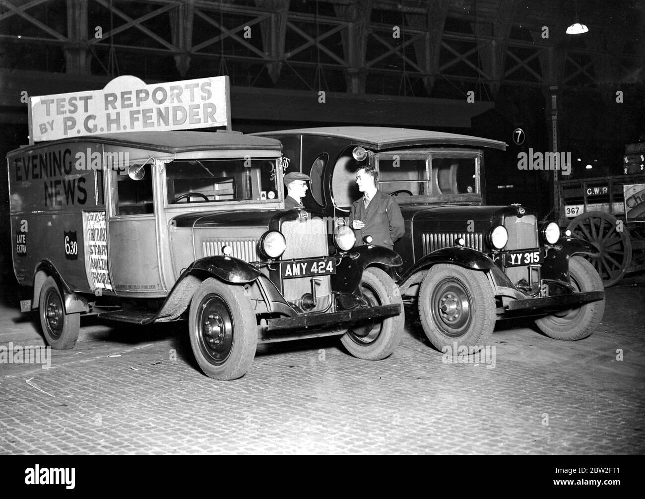 Notizie serali in pulmino Bedford alla stazione di Paddington, Londra. 1934 Foto Stock