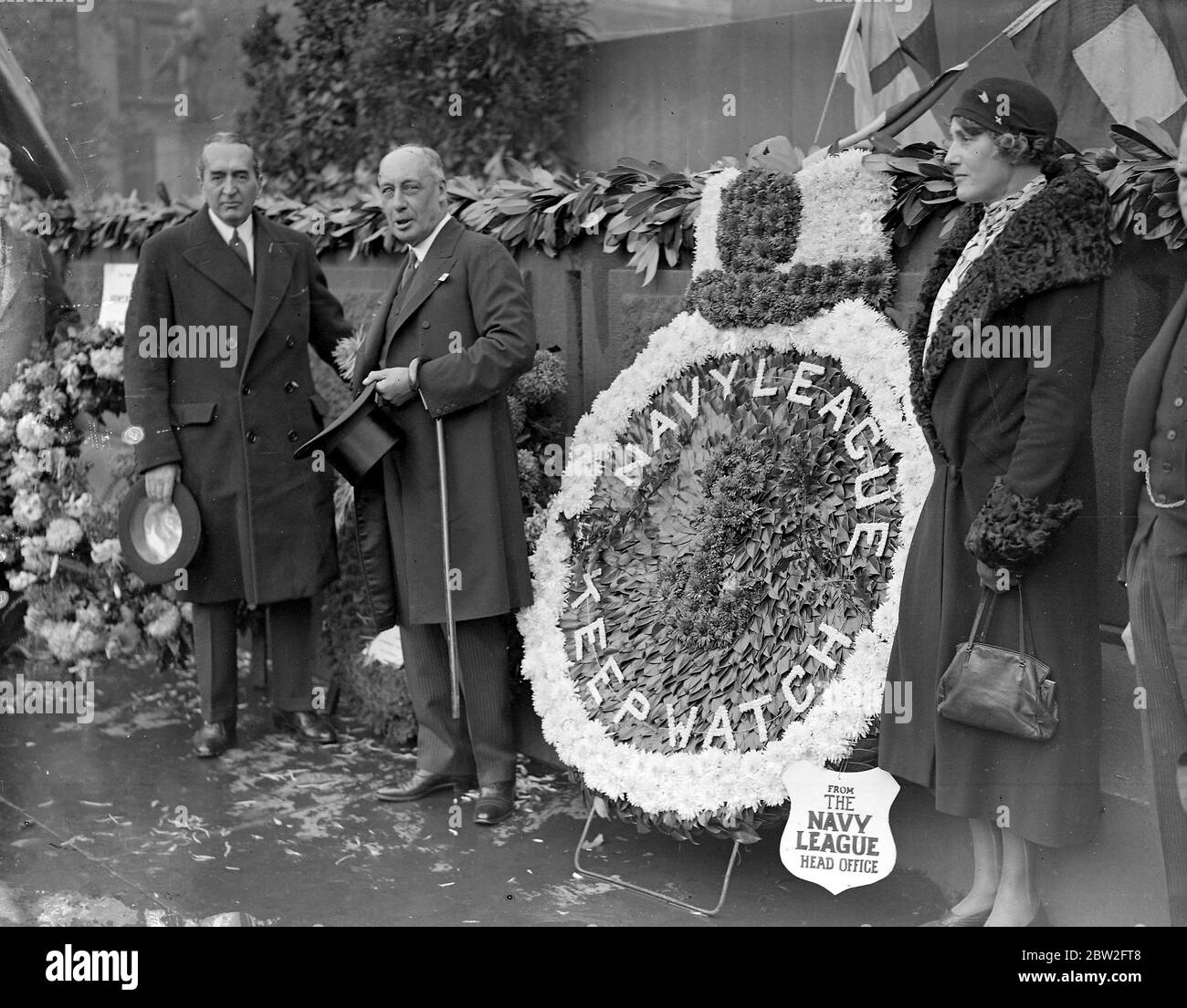 Trafalgar Day Sir Cyril Cobb, M.P. (centro) e Lady Lloyd con la corona della Navy League. 21 ottobre 1932 Foto Stock