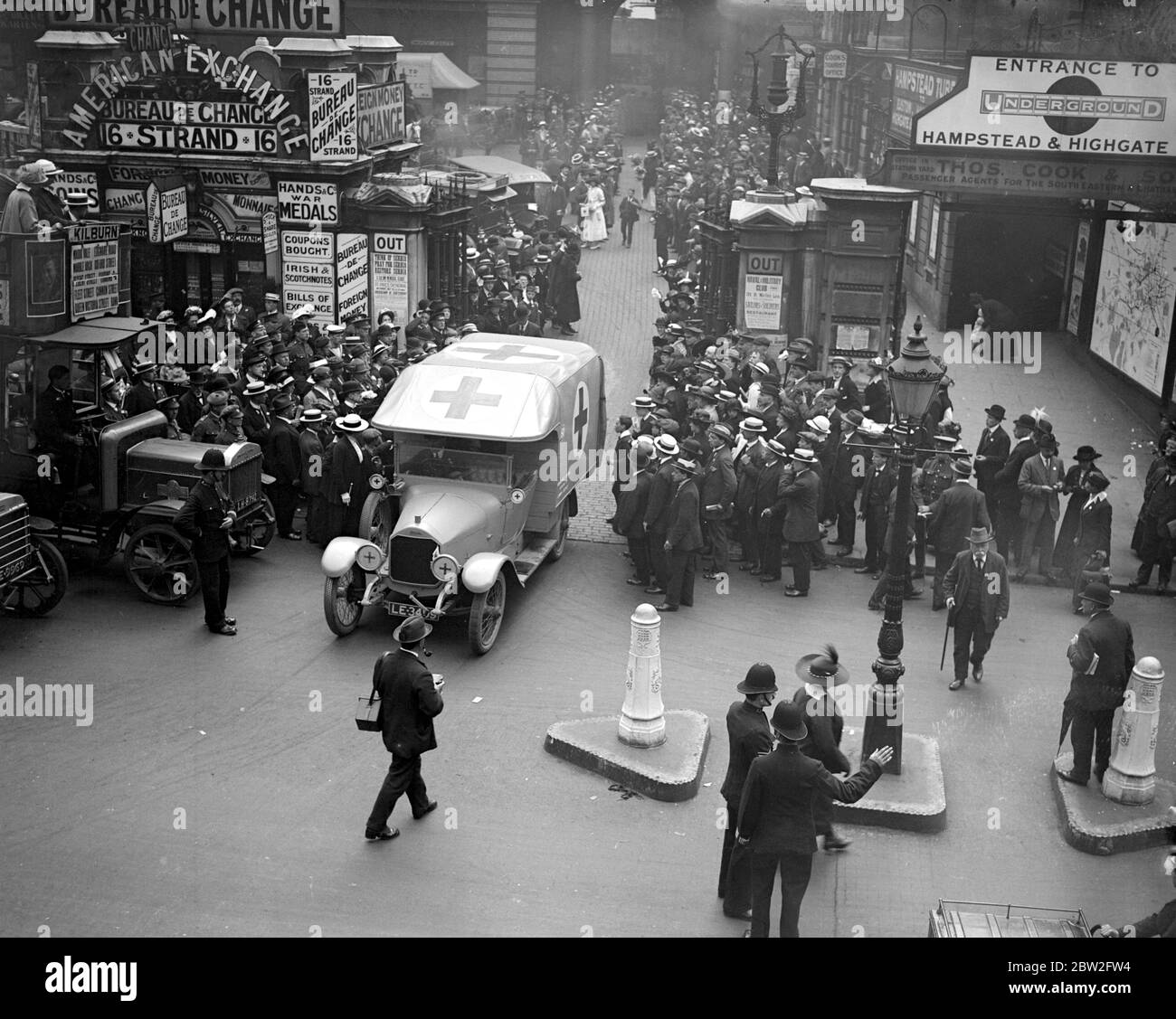Dopo il grande progresso - Ambulance lasciando Charing Cross Guerra 1914 - 1918. Foto Stock