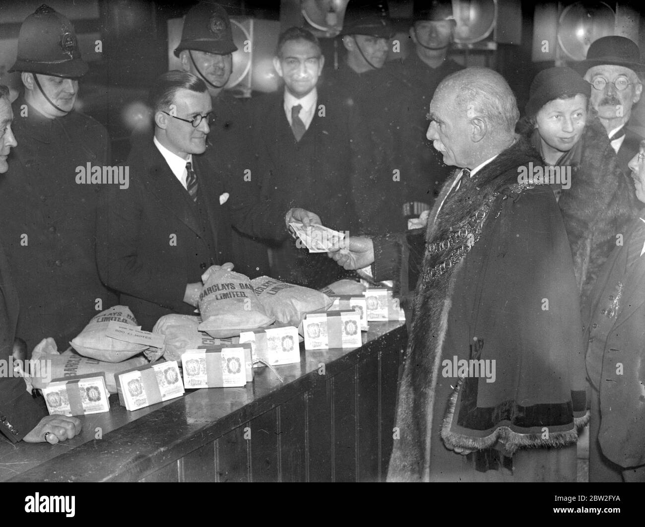 Broadway Congregational Societies Â£70,000 parti fuori (Hammersmith). Il sindaco di Hammersmith (Alderman John Rooke J.P.) riceve il primo pacchetto da Alderman E.J.B. Spearing (sec. di Soc. Ed ex sindaco di Hammersmith). 17 dicembre 1936 Foto Stock