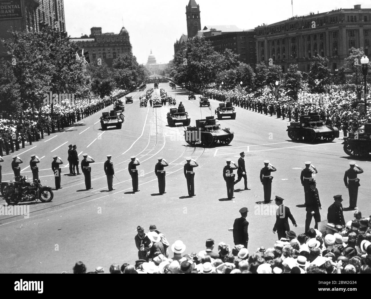 Il giro reale del Canada e degli Stati Uniti da re George VI e dalla regina Elizabeth, 1939 il re e la regina arrivano a Washington DC per incontrare il presidente Roosevelt. Carri armati dell'esercito degli Stati Uniti nella processione alla Casa Bianca. Foto Stock