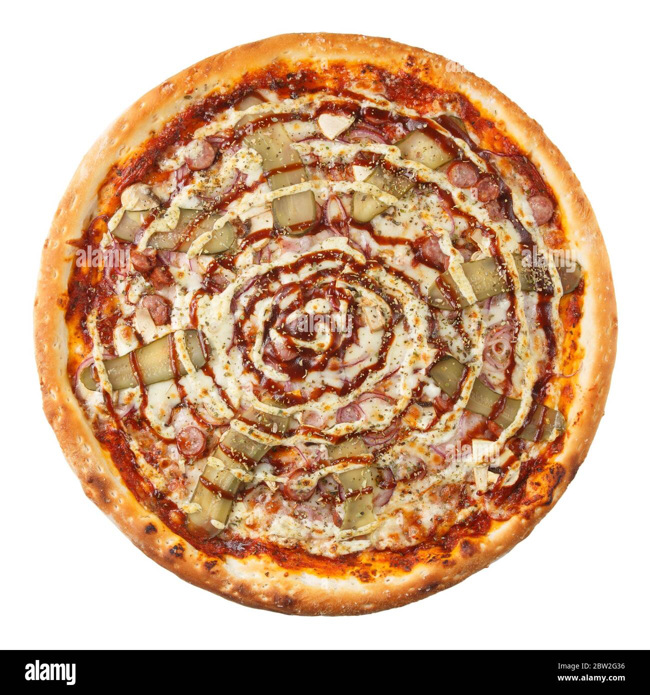 Deliziosa pizza italiana calda con salsa all'aglio, salsa al barbecue, salsicce da caccia, bocconcini, funghi, cipolla rossa, cetriolo, origano e mozzarell di formaggio Foto Stock