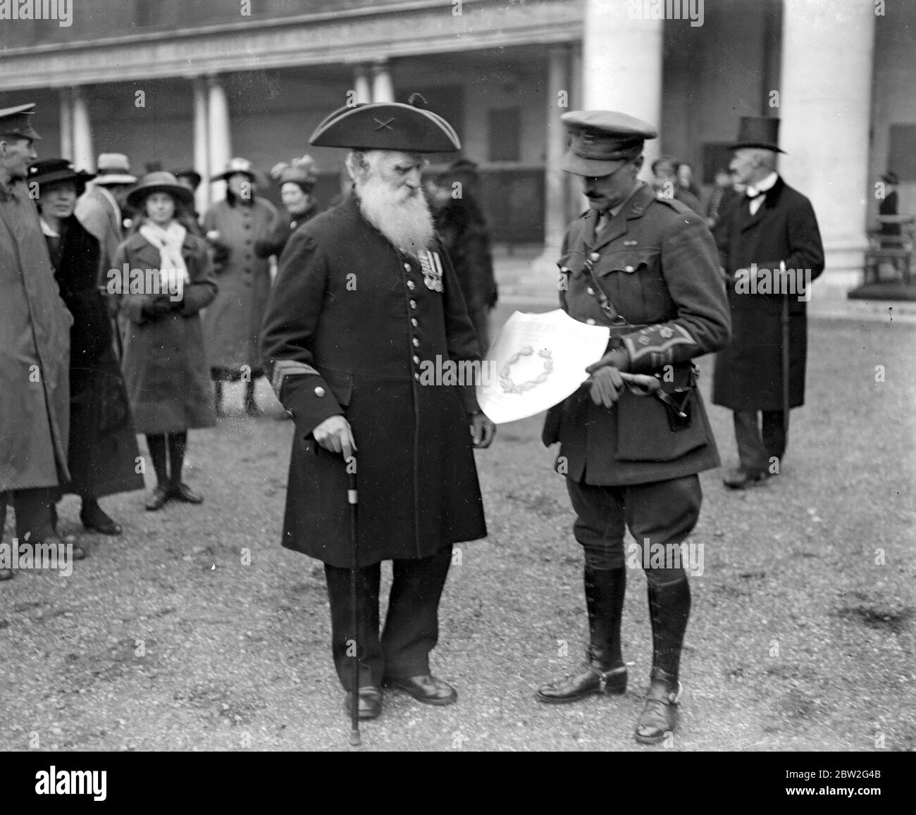 La principessa Henry di Battenberg presenta un Union Jack e Silver Shield di seta ad un contingente di truppe appena ritrovate. Mostrare lo scudo ad un pensionato Chelsea. 10 novembre 1916 Foto Stock