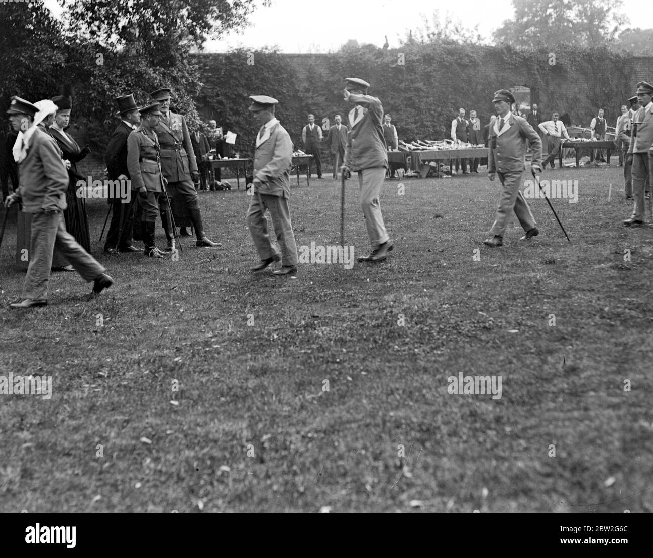 Visita reale al Roehampton Hospital dove gli arti perduti del soldato sono sostituiti da sostituti meccanici. I pazienti che dimostrano alle loro Maestà l'uso pratico dei loro nuovi arti camminando. 30 luglio 1918 Foto Stock