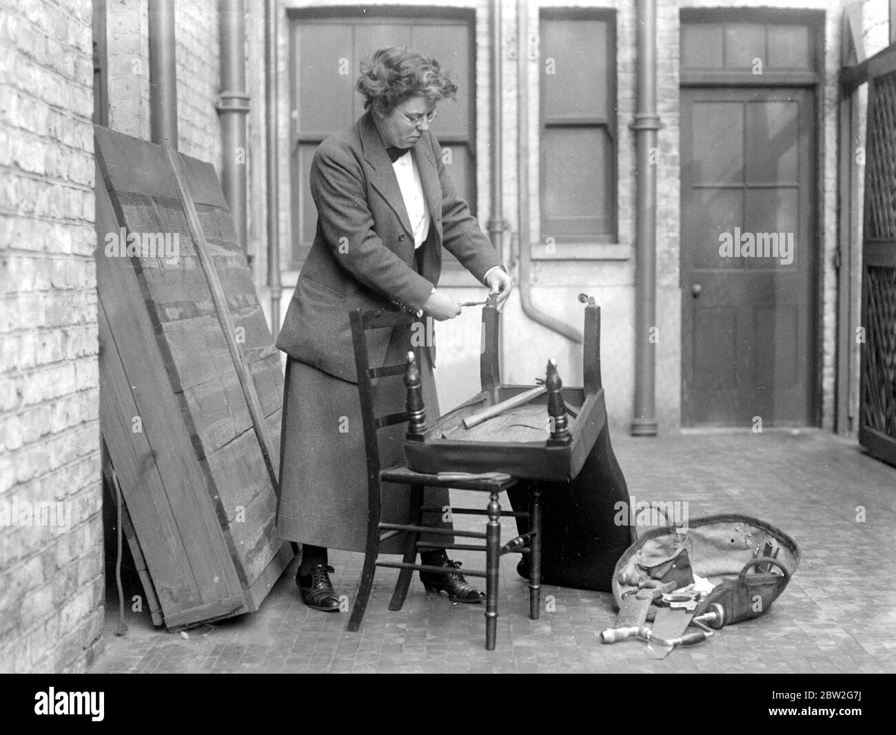 Sig.ra A. Browwn di Palmer St, Westminster. Le prime donne a praticare la carpenteria effettuano tutti i tipi di lavori di carpenteria, in particolare nei rami di alterazione degli arredi per la casa, di riparazione dei mobili, ecc. Sig.ra Brown riparando una sedia. 1914-1918 Foto Stock Sig.ra A. Browwn di Palmer St, Westminster. Le prime donne a praticare la carpenteria effettuano tutti i tipi di lavori di carpenteria, in particolare nei rami di alterazione degli arredi per la casa, di riparazione dei mobili, ecc. Sig.ra Brown riparando una sedia. 1914-1918 Foto Stock