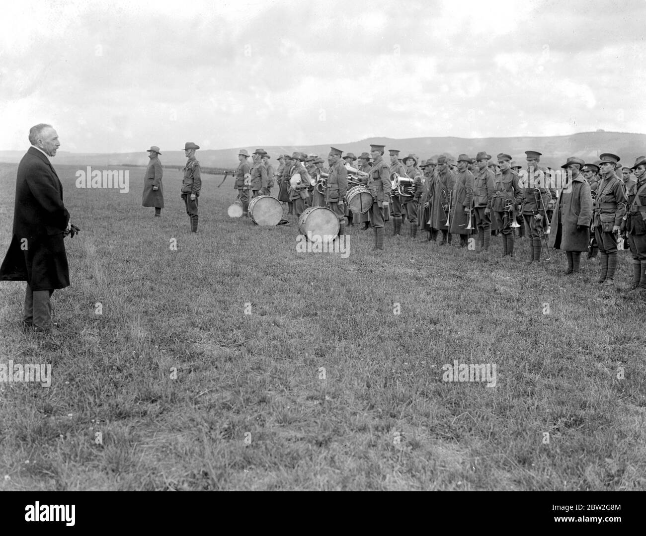 Onorevole W.M. Hughs, il Premier australiano ispeziona le truppe australiane sulla pianura di Salisbury - rivolgendosi agli uomini. 1914-1918 Foto Stock