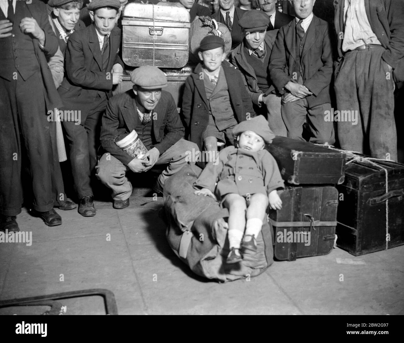 I pickers di salto alla stazione di London Bridge vanno a Kent. 1933 Foto Stock