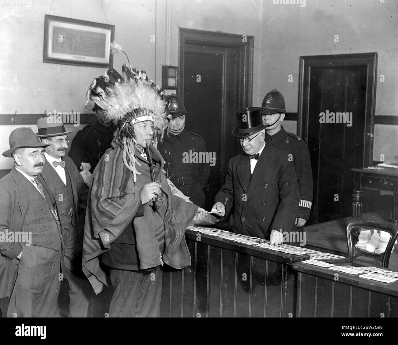 Condividere la nuova società del tabernacolo. Sir George Royle, il presidente, atstanco in pieno regalia come Capo Sunshine degli indiani Irochois, ricevendo il suo dividendo. 13 dicembre 1929 Foto Stock