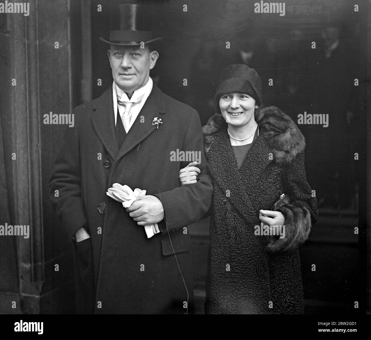 Matrimonio di Hon E.A.H. St Aubyn Harney, K.C., M.P. e Miss Kathleen Anderson, presso l'ufficio del registro di Westminster. 6 dicembre 1927 Foto Stock