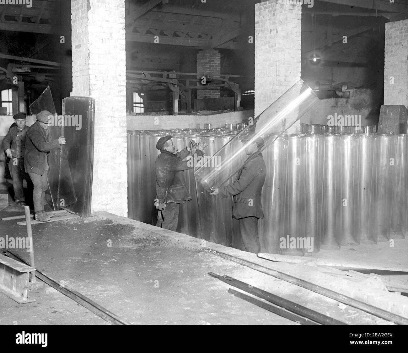 Catturare il commercio del vetro al vetro Willesden . Pila di cilindri in attesa di laminazione non è generalmente noto che il vetro in lamiera sia oricinalmente fatto circolare . 27 gennaio 1920 Foto Stock