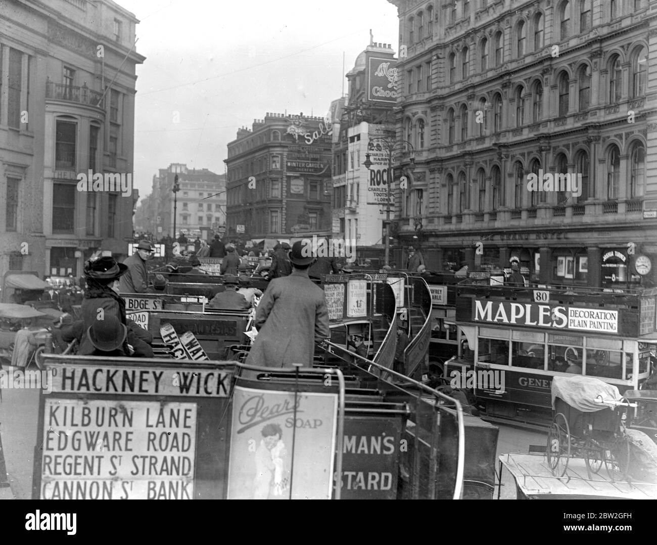 Un blocco del traffico sulla Strand. 6 maggio 1922. Foto Stock