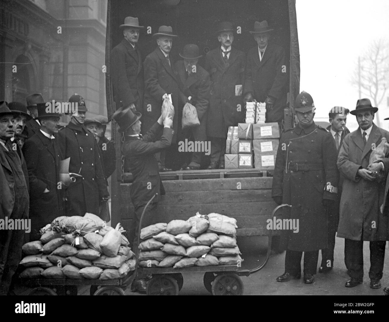 Prelevare denaro dalla Westminster Bank, Hammersmith, per la quota di Â£65,000 delle Broadway Congregational Societies. 16 dicembre 1931 Foto Stock