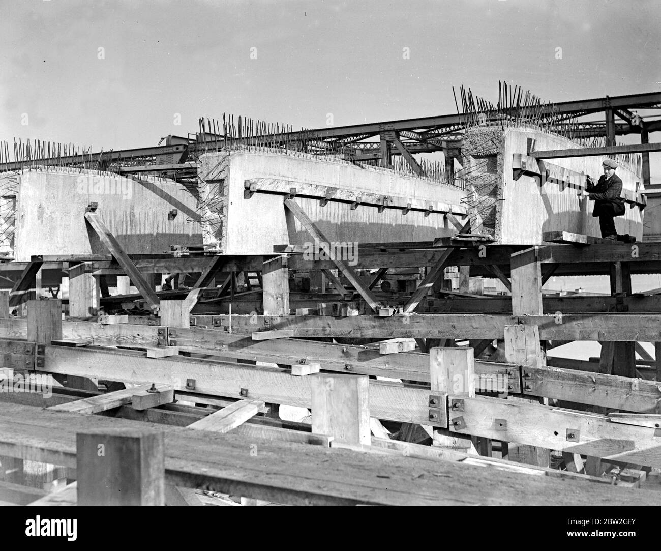 Il nuovo ponte di Waterloo. Alcune delle traverse in calcestruzzo che supportano la carreggiata larga 20 piedi, ora in fase di costruzione. Vengono infine prelevati dalle costolette che si estendono dal molo al molo e attualmente sono supportate solo su due pile. 30 dicembre 1938. Foto Stock