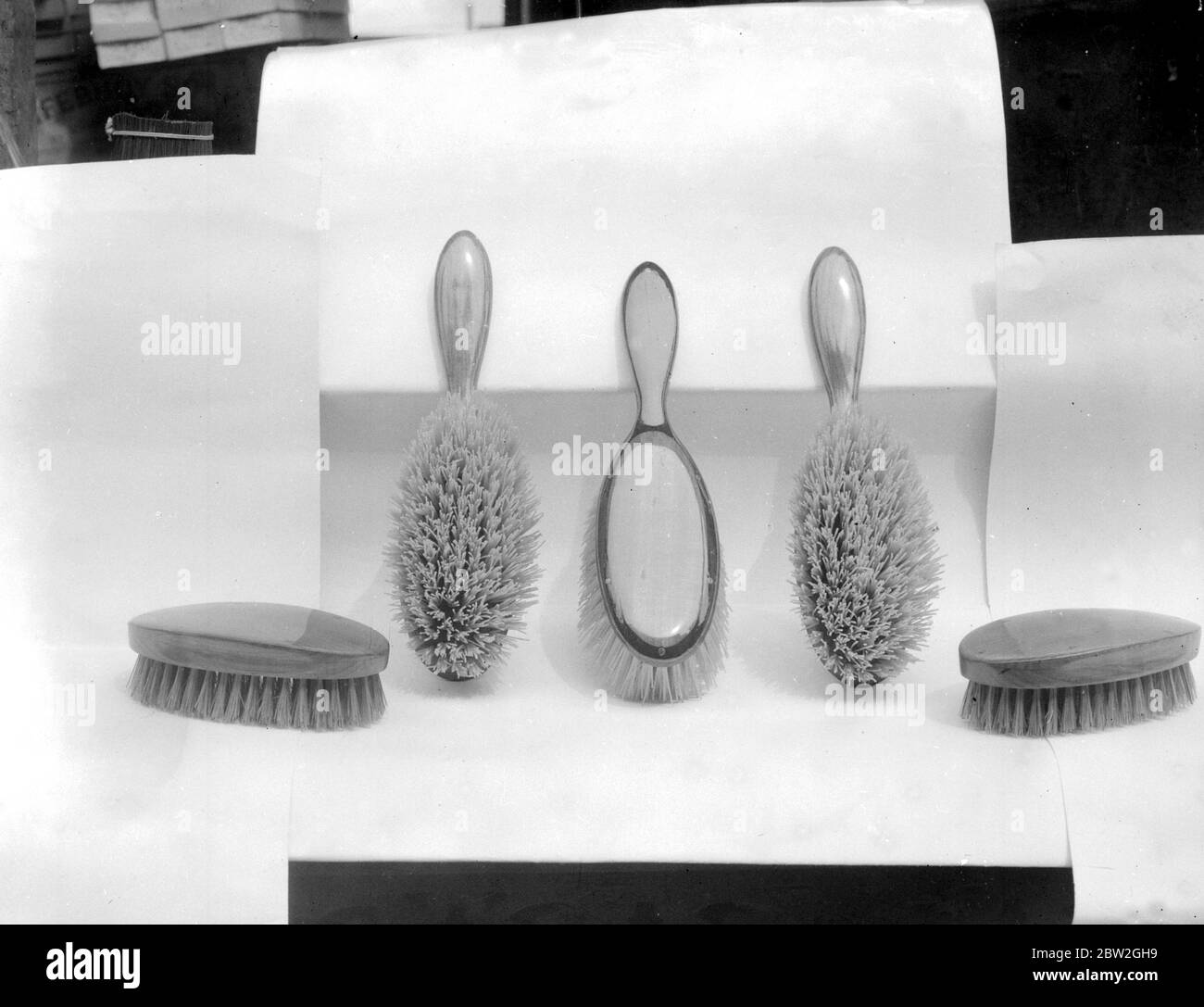Industria delle ossa di balena . Spazzole per capelli . 1 maggio 1931 Foto Stock