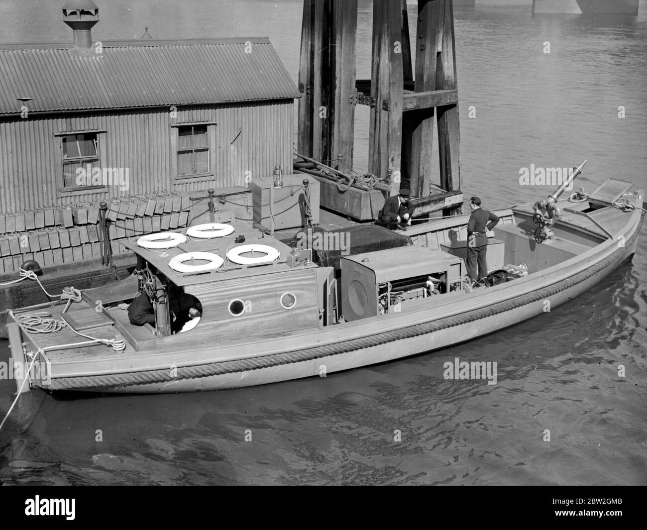 Crisi di guerra, 1939. Precauzioni Air RAID la prima di dieci barche antincendio appositamente costruite per combattere gli incendi del tempo di guerra lungo le 45 miglia di riva del fiume di Londra. 28 agosto 1939 Foto Stock