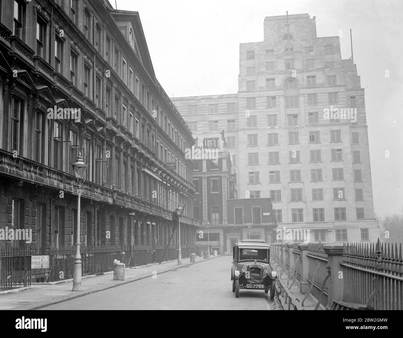 Adelphi Terrace e Shell-Max House, Londra. 17 marzo 1933 Foto Stock