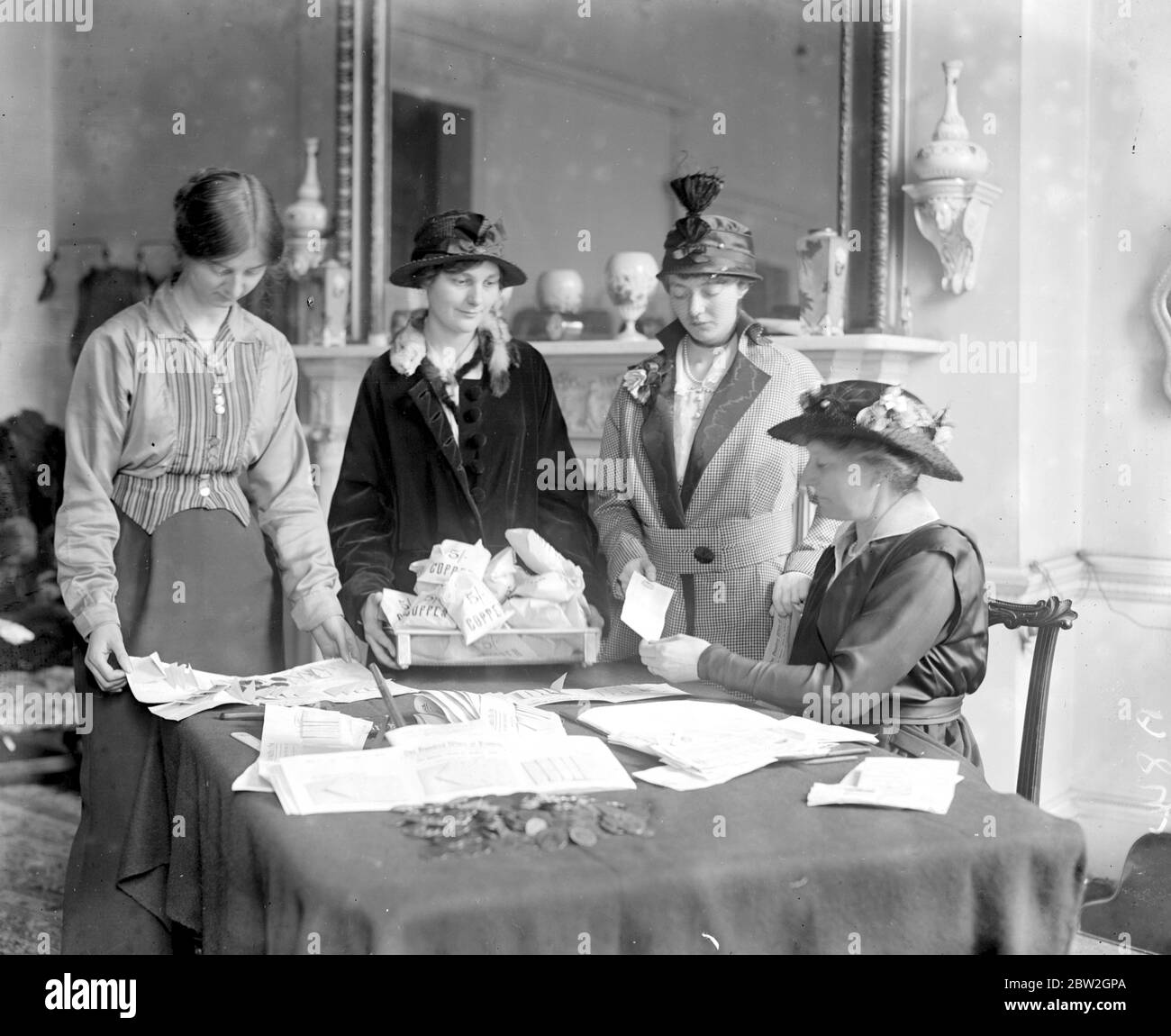 La signora C. Arthur Pearson raccoglie 100 miglia di penny per il fondo Queens Work fra women. 1914 - 1918 Foto Stock