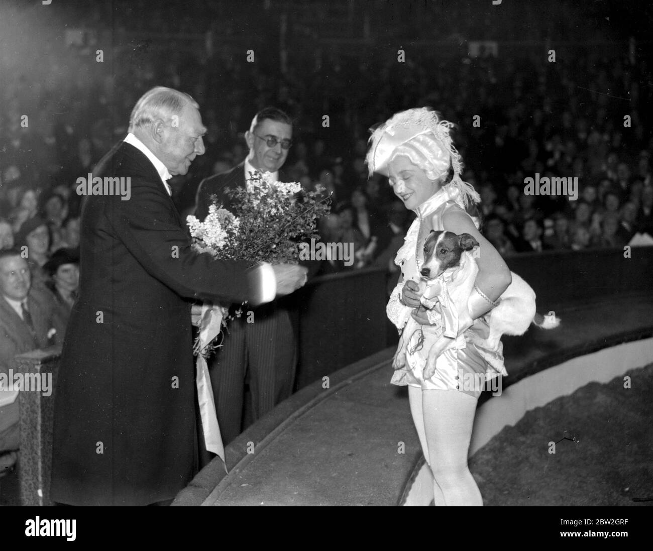 Giorno di apertura del Circo di Bertram Mills a Olympia. Lord Lonsdale presenta bouquet a Lady Artistes. 1934 Foto Stock