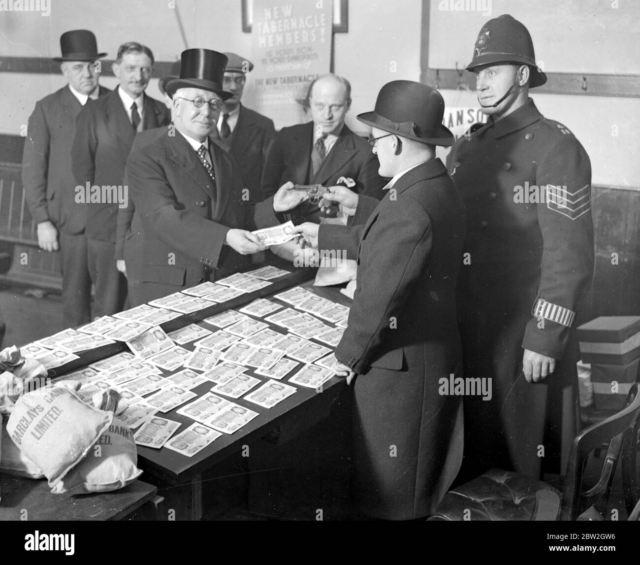 Percy Rockliff, il famoso segretario della New Tabernacle Sick and Provident Society, effettua la sua ultima distribuzione, a seguito del suo pensionamento dopo 41 anni con la società. 17 dicembre 1932 Foto Stock