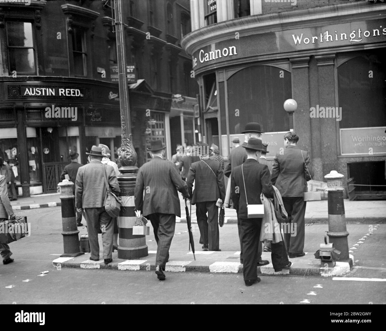 Crisi di guerra, 1939. Precauzioni Air RAID lavoratori cittadini e le loro maschere a gas. 4 settembre 1939 Foto Stock