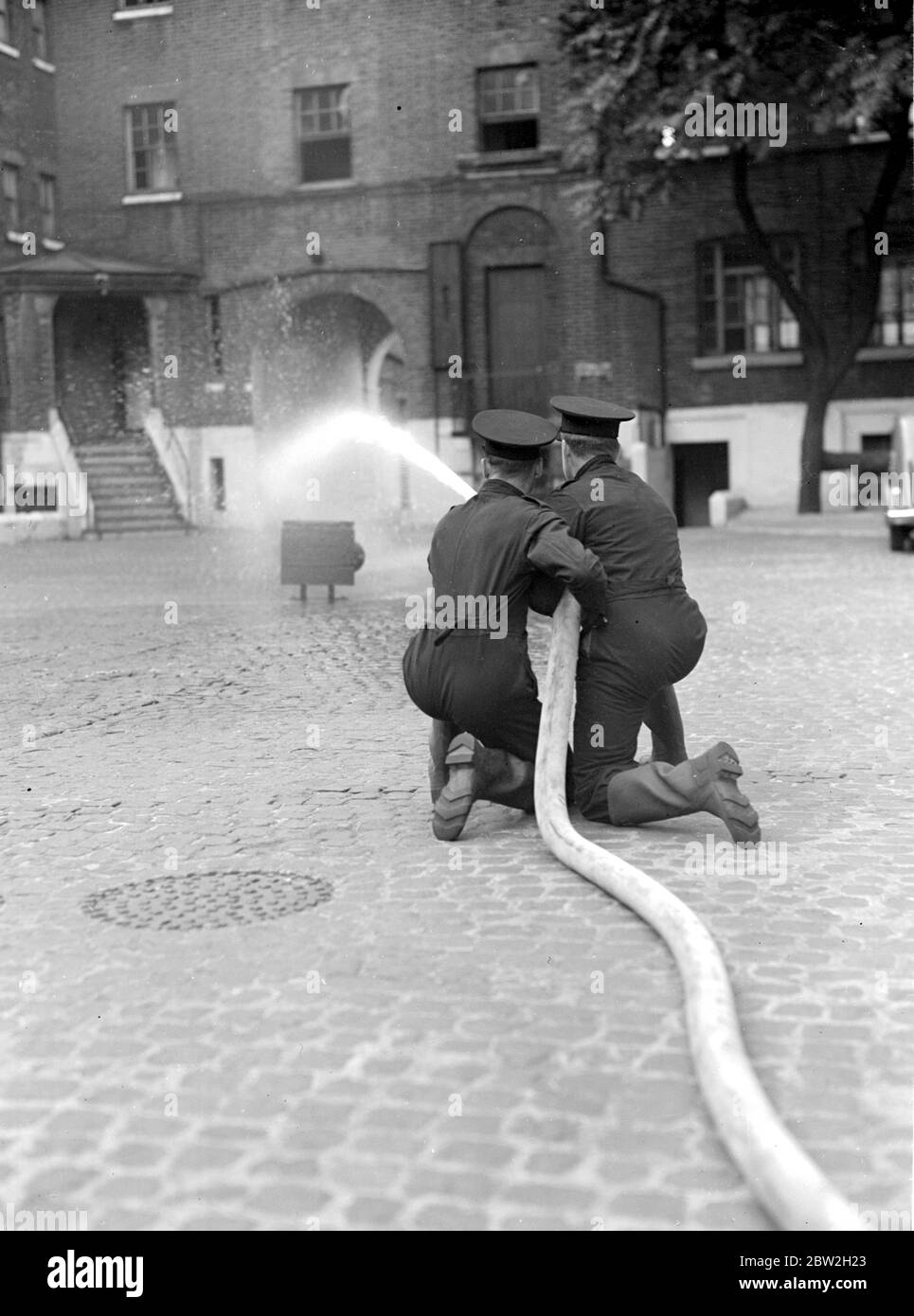 Dimostrazione dei servizi antincendio ausiliari. Sede centrale di Southwark. Pratica dei tubi flessibili. 1938 Foto Stock