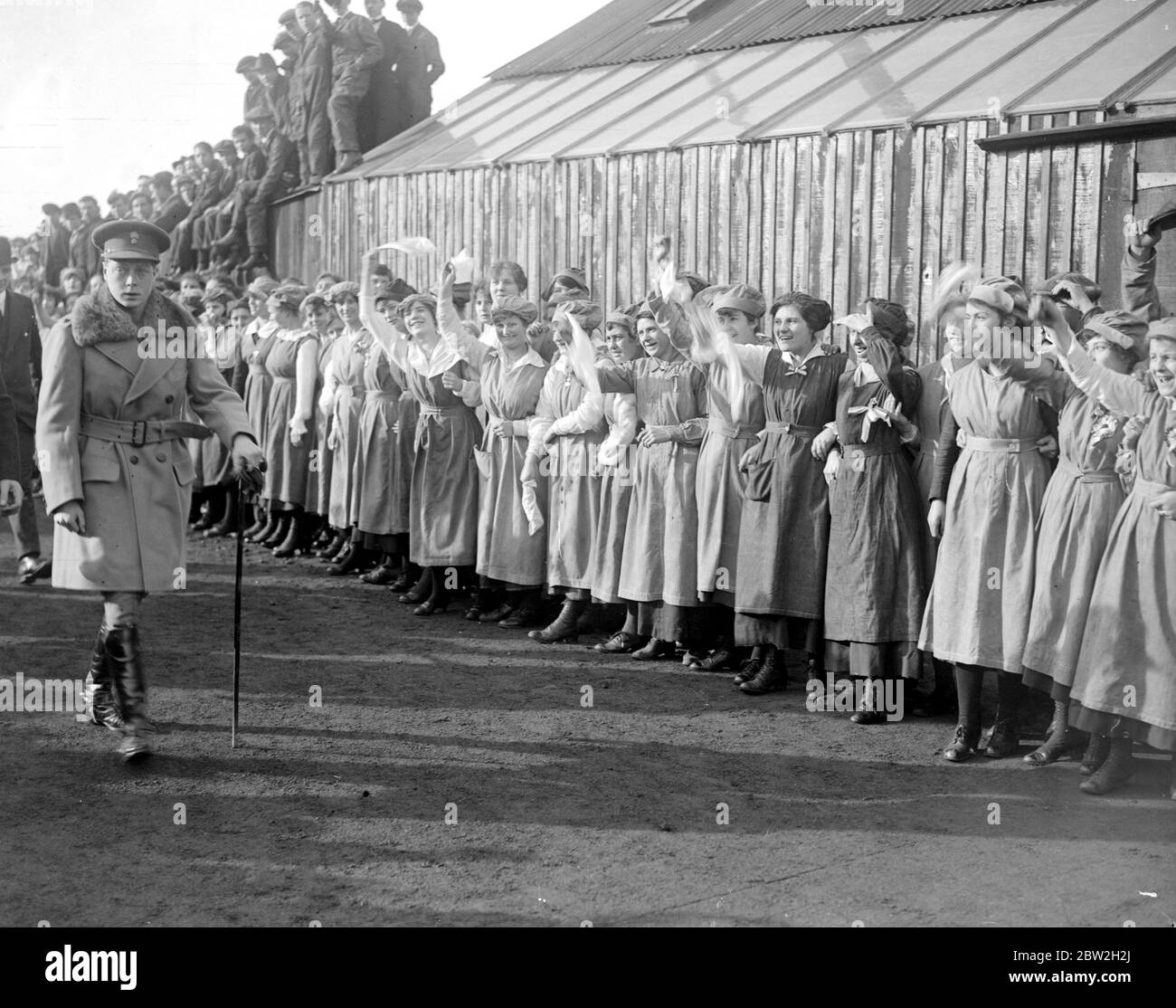 Visita del Principe del Galles ai centri industriali del Galles del Sud. Essere allietato dalle ragazze di munizioni 22 febbraio 1918 Foto Stock