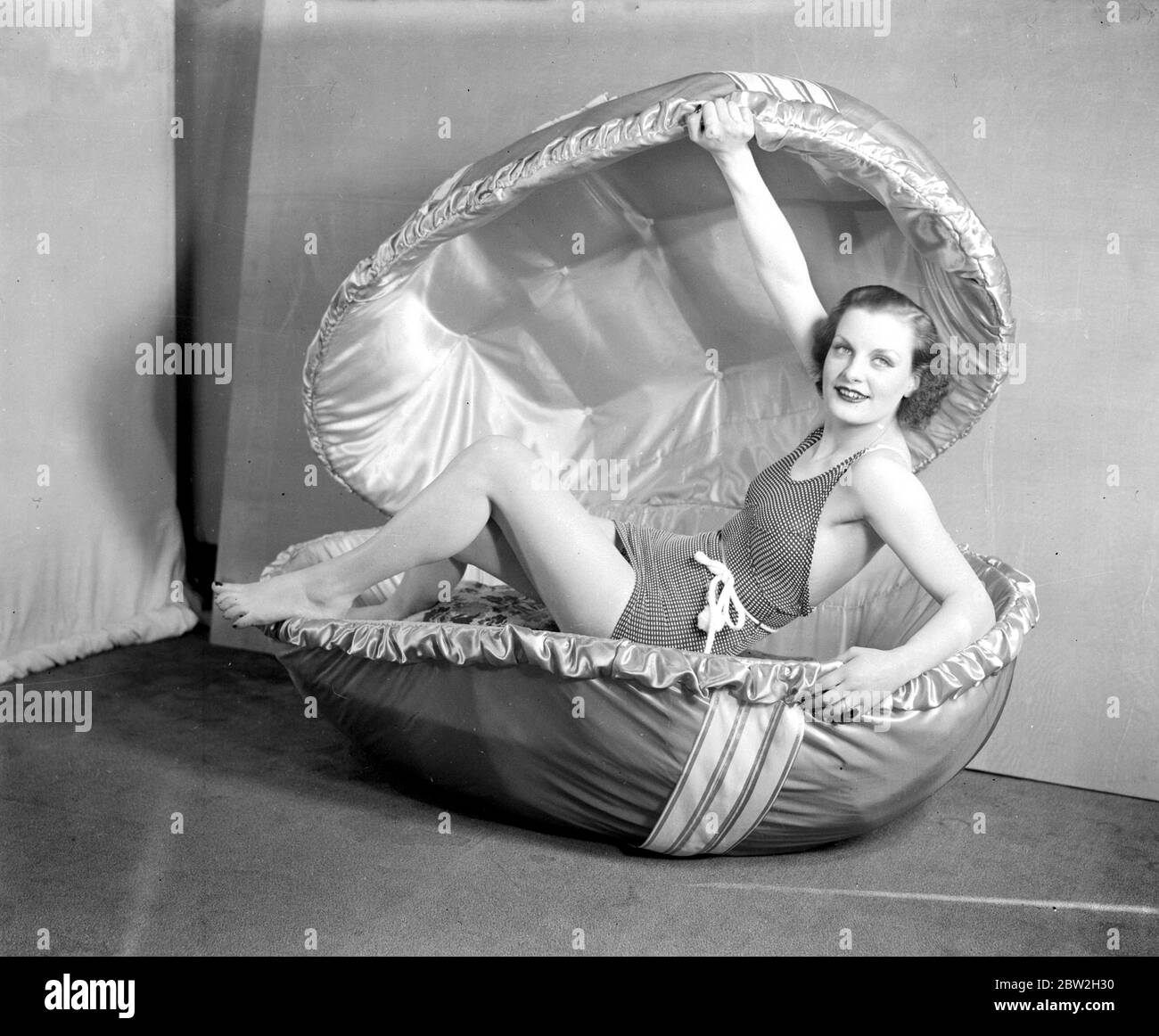 Pasqua, 1936. Dawn il famoso modello Selfridge e un uovo di Pasqua molto grande. 17 marzo 1936 Foto Stock