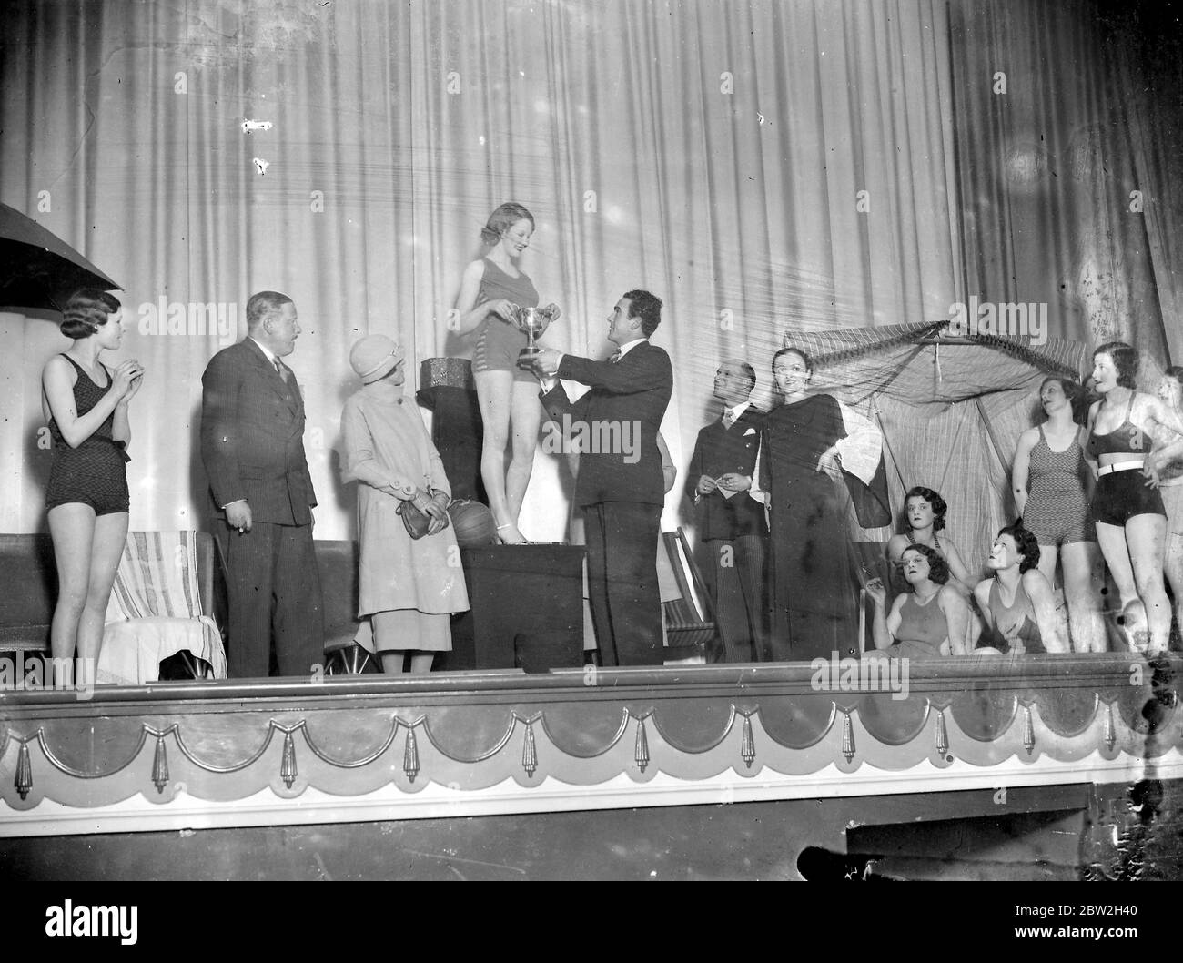 Jack Doyle [ presentare un premio ad un concorso di bellezza ?] Commodore Cinema Orpington Kent 1934 Foto Stock